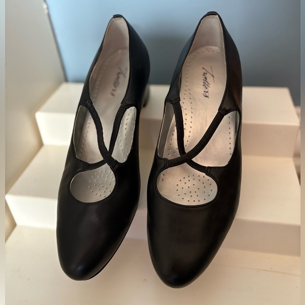 Trotters Women's Black Leather Heels